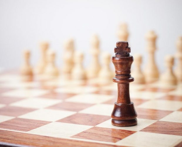 Bild zum Blogbeitrag "Der Kunde ist König". Zeigt ein Schachbrett mit einer Königsfigur im Vordergrund - Wie Sie Kunden